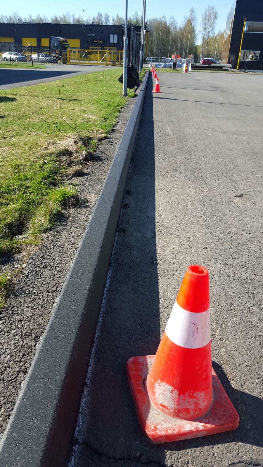 Värillinen reunakivi